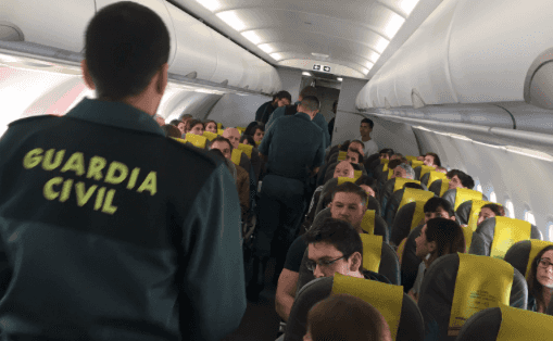 Dublin Airport-bound flight delayed as man with fake passport locks himself in plane bathroom