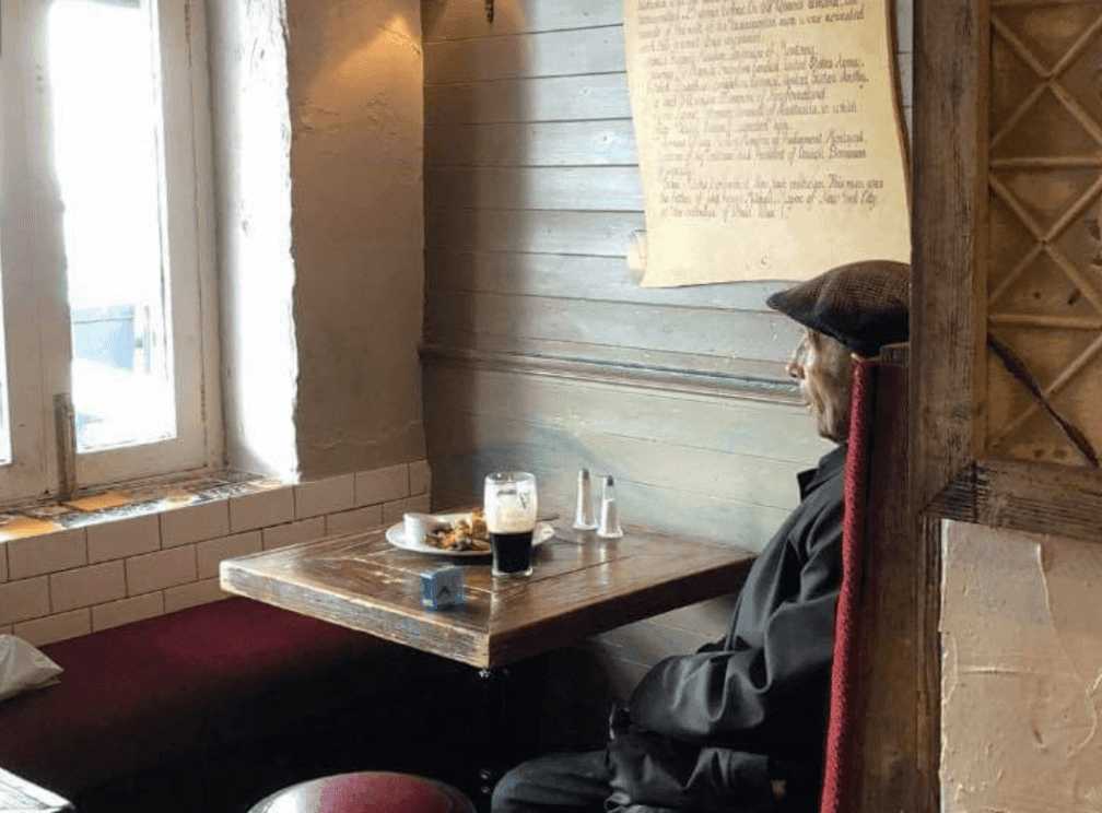 Dublin chef says viral photo of elderly gent sitting alone highlights importance of good bar staff