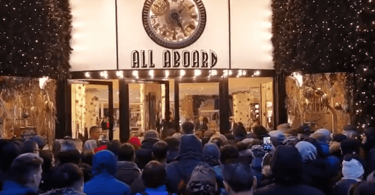 Mad scenes as doors open for the Brown Thomas sale this morning Mad scenes as doors open for the Brown Thomas sale this morning