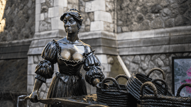 Artist who sculpted iconic Molly Malone statue has passed away Artist who sculpted iconic Molly Malone statue has passed away