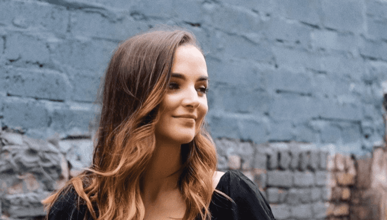 Niamh O’Sullivan celebrates the Smirnoff Seltzer Summer Sound Series and gives us her ultimate soundtrack Niamh O’Sullivan celebrates the Smirnoff Seltzer Summer Sound Series and gives us her ultimate soundtrack