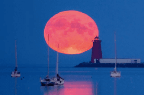 This Irish photographer got incredible footage of the moonrise last night This Irish photographer got incredible footage of the moonrise last night