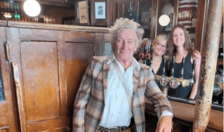 ‘Guess who popped in’ – Rod Stewart makes an appearance at Glasnevin pub ‘Guess who popped in’ – Rod Stewart makes an appearance at Glasnevin pub